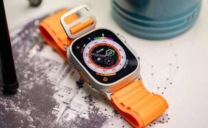 Apple Watch Ultra có mặt kính được làm từ Sapphie nên bền và chắc chắn hơn Apple Watch series 8