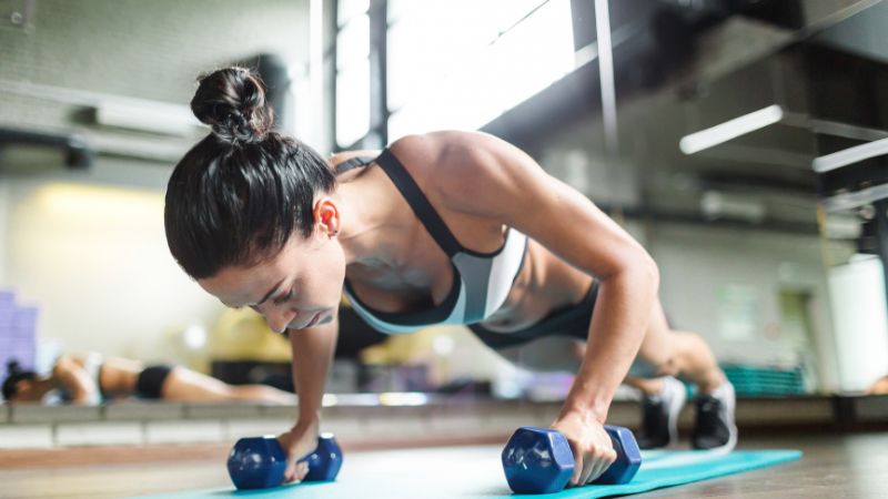 Hít thở nhẹ nhàng trong quá trình plank