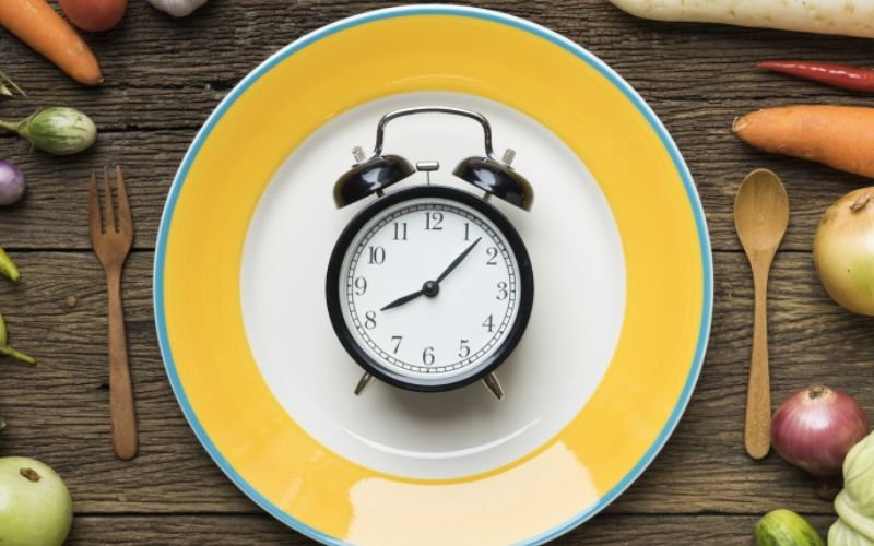 Để trẻ ăn cơm cùng gia đình trong khung giờ cố định