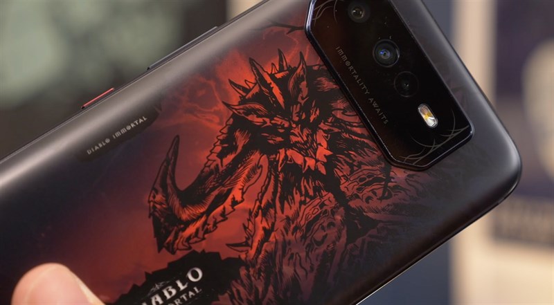 Trên tay ASUS ROG Phone 6 Diablo Immortal Edition Trên tay ASUS ROG Phone 6 Diablo Immortal Edition