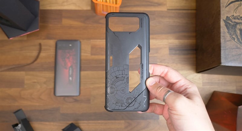 Trên tay ASUS ROG Phone 6 Diablo Immortal Edition Trên tay ASUS ROG Phone 6 Diablo Immortal Edition