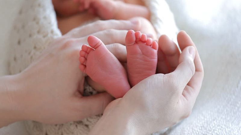 Cha mẹ cần làm gì khi trẻ sơ sinh bị lạnh tay chân?