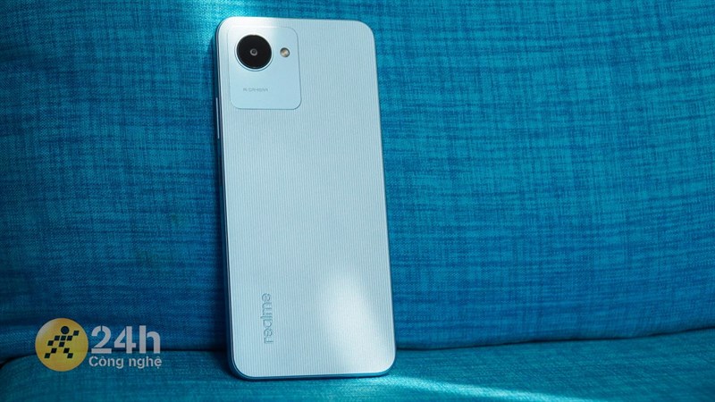  Những đường vân chạy dọc ở phần mặt lưng hạn chế việc bám vân tay.