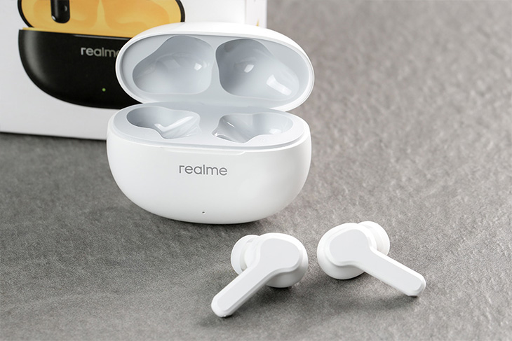 Phần tai nghe bên trong hộp sạc Realme Buds T100 được thiết kế dạng in-ear