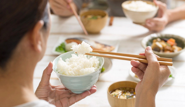 Bác sĩ giải đáp thắc mắc: Mẹ bỉm ăn nhiều cơm sẽ lợi sữa?