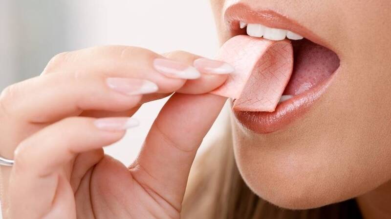 Nhai kẹo cao su hoặc đánh răng sẽ giúp bạn giảm ham muốn ăn vặt