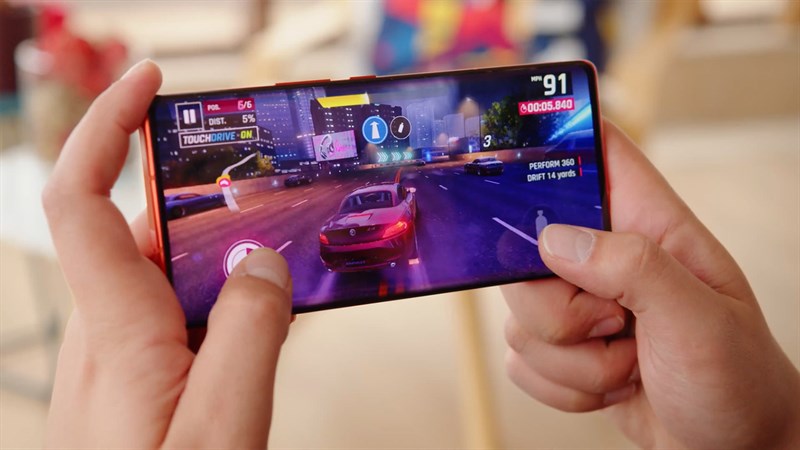 Màn hình AMOLED của Tecno Phantom X2 Pro hỗ trợ gam màu DCI-P3 nhưng độ chính xác màu chưa được đánh giá cao