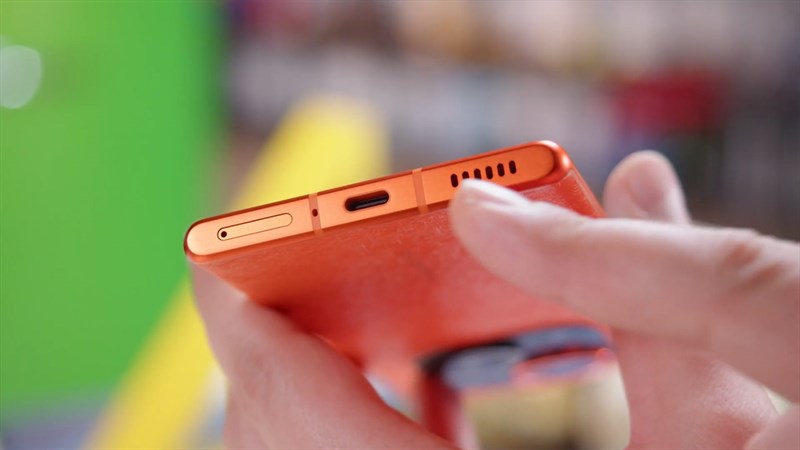 Trong khi đó cạnh đáy là nơi đặt cổng sạc, khay SIM, loa ngoài và mic thoại