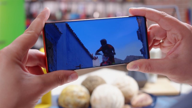 Tecno Phantom X2 Pro được trang bị màn hình AMOLED 6.8 inch với độ phân giải Full HD+