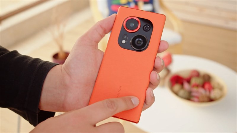 Mặt lưng của Tecno Phantom X2 Pro được hoàn thiện nhám giúp tăng khả năng bám và kháng vân tay, môi hồi tốt hơn