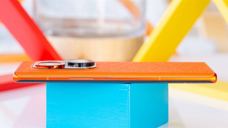 Cạnh phải của Tecno Phantom X2 Pro là nút nguồn và nút tăng/giảm âm lượng