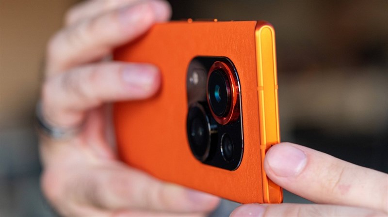 Tecno Phantom X2 Pro sở hữu khung viền được làm từ thép không gỉ và bo tròn giúp mang đến cảm giác cầm nắm ôm tay