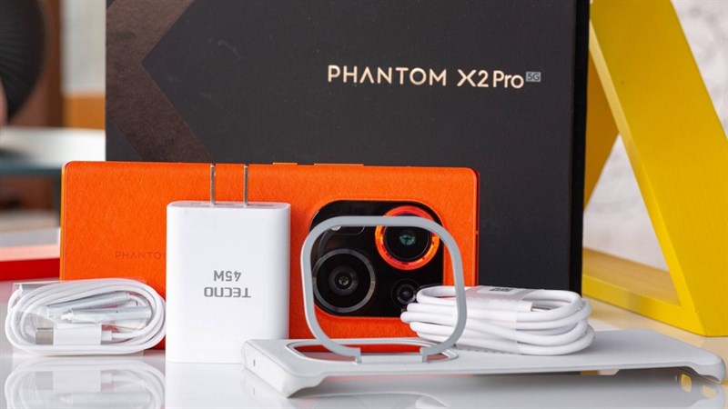 Tecno Phantom X2 Pro cùng với các phụ kiện đi kèm