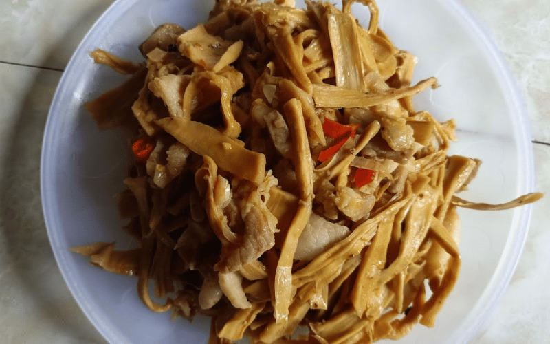 How to make fried meat with dried bamboo shoots fragrant, delicious to eat