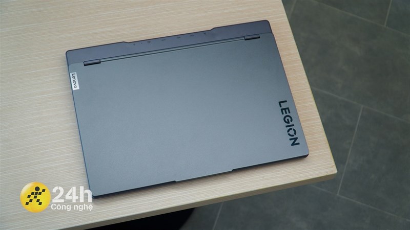 Mặt trước của Lenovo Legion 5 15IAH7 sử dụng chất liệu kim loại sang trọng đi kèm cách thiết kế tối giản mang lại cho máy vẻ ngoài thanh lịch. Mặt trước của Lenovo Legion 5 15IAH7 sử dụng chất liệu kim loại sang trọng đi kèm cách thiết kế tối giản mang lại cho máy vẻ ngoài thanh lịch.