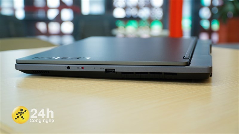 Cạnh phải của Lenovo Legion 5 15IAH7. Cạnh phải của Lenovo Legion 5 15IAH7.