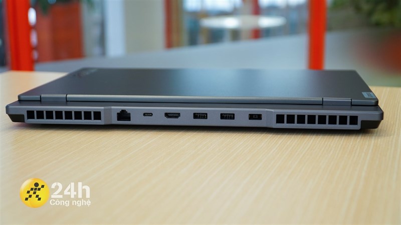 Cạnh sau của Lenovo Legion 5 15IAH7. Cạnh sau của Lenovo Legion 5 15IAH7.