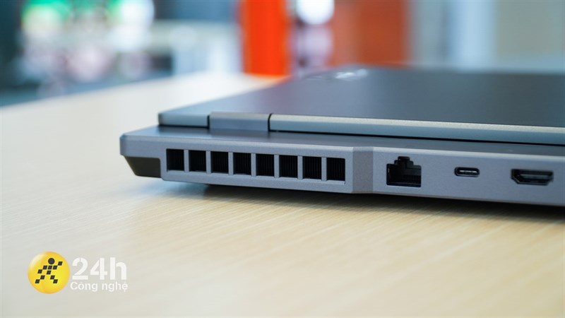 Lenovo Legion 5 15IAH7 vẫn dùng dạng bản lề kép như trên người tiền nhiệm nhưng độ bền đã được nâng cấp lên khá nhiều. Lenovo Legion 5 15IAH7 vẫn dùng dạng bản lề kép như trên người tiền nhiệm nhưng độ bền đã được nâng cấp lên khá nhiều.