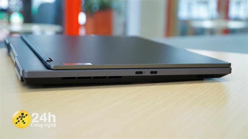 Cạnh trái của Lenovo Legion 5 15IAH7. Cạnh trái của Lenovo Legion 5 15IAH7.