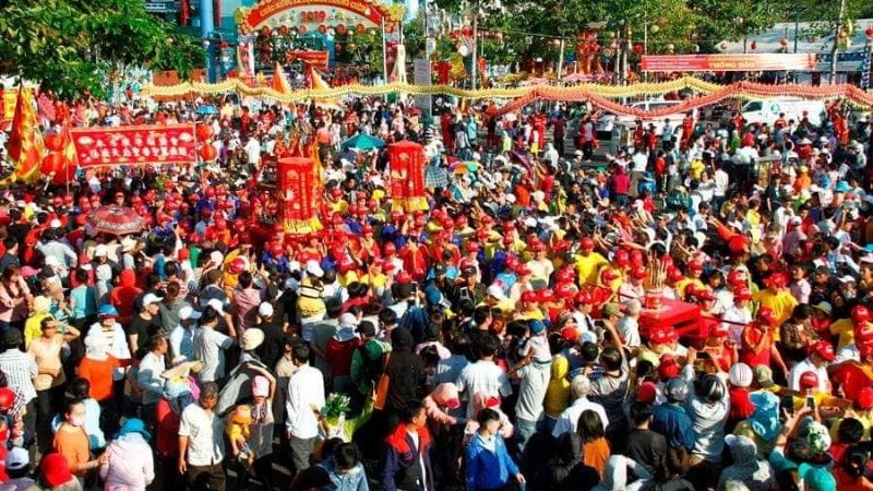 Nhiều người khắp nơi đổ về tham gia lễ hội chùa Bà Thiên Hậu