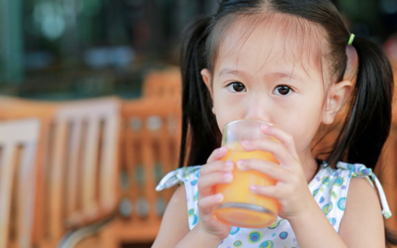 Trẻ em nên uống vừa đủ