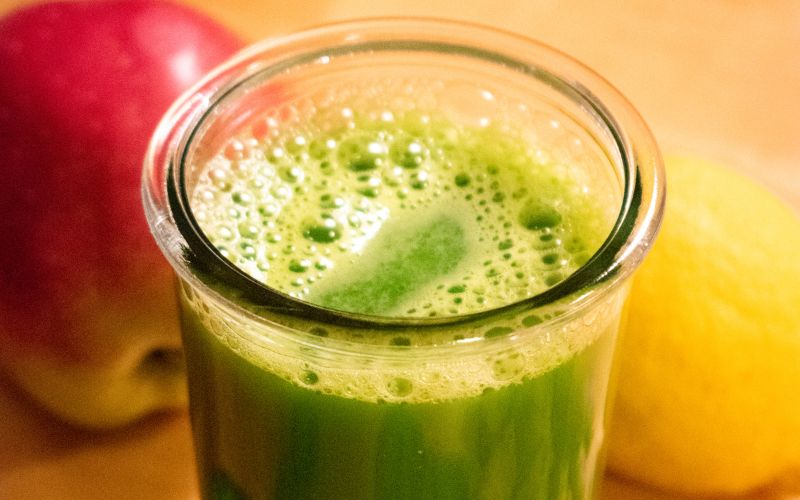 Giữ nguyên lớp bọt trên nước ép
