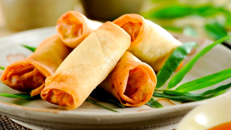 How to make seafood spring rolls with exotic eggs, enjoy at the weekend