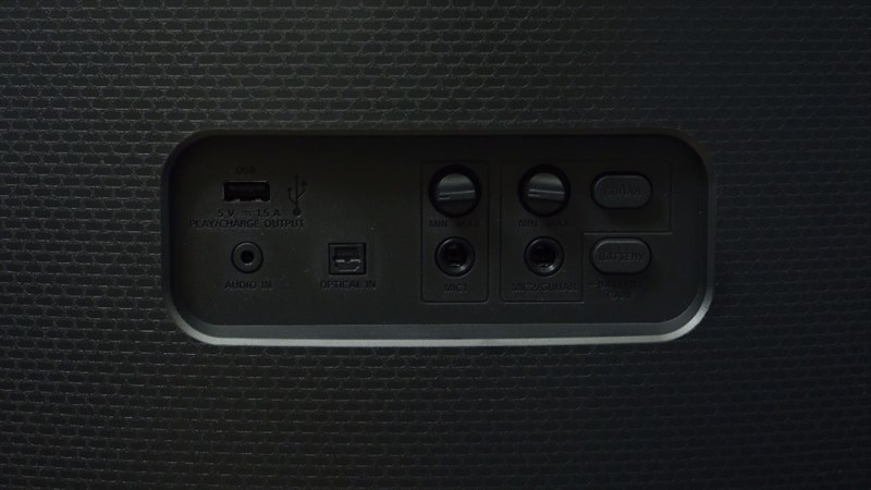  Mặt sau của Sony SRS-XV900 sẽ là nơi đặt các cổng kết nối của thiết bị.
