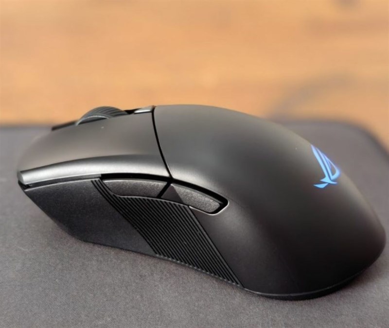 Cạnh trái của ROG Gladius III Wireless AimPoint có hai nút bấm tiến và lùi.