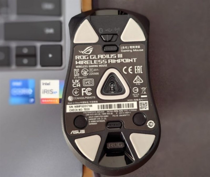 Mặt dưới của ROG Gladius III Wireless AimPoint sẽ bao gồm mắt đọc và các nút chuyển đổi chế độ cho phép người dùng tùy chỉnh, thiết lập nhanh cho thiết bị của mình.