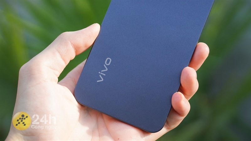 Để việc cầm nắm của người dùng dễ chịu hơn thì Vivo cũng đã bo cong các góc của Vivo Y02. Để việc cầm nắm của người dùng dễ chịu hơn thì Vivo cũng đã bo cong các góc của Vivo Y02.