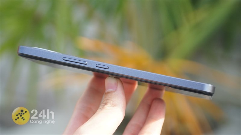 Cạnh phải của Vivo Y02. Cạnh phải của Vivo Y02.