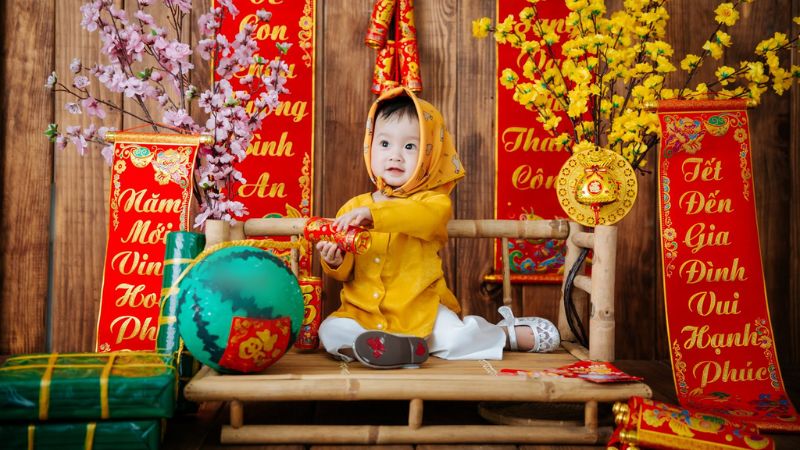 Chụp ảnh Tết cho em bé là một trải nghiệm ý nghĩa không chỉ cho bé mà còn cho cả gia đình. Hình ảnh những đứa trẻ trong bộ áo Tết truyền thống sẽ mang đến sự đáng yêu và niềm vui cho ai ai cũng xem.