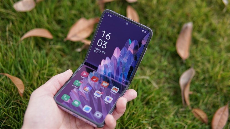 OPPO Find N2 Flip được trang bị màn hình AMOLED 6.8 inch, độ phân giải Full HD+ cùng tần số quét 120 Hz OPPO Find N2 Flip được trang bị màn hình AMOLED 6.8 inch, độ phân giải Full HD+ cùng tần số quét 120 Hz