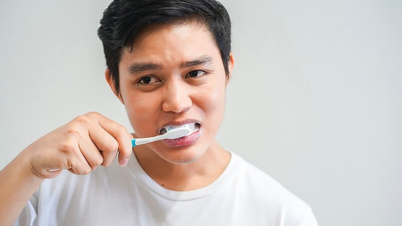 Vệ sinh răng miệng kém gây hình thành mảng bám và đốm trắng