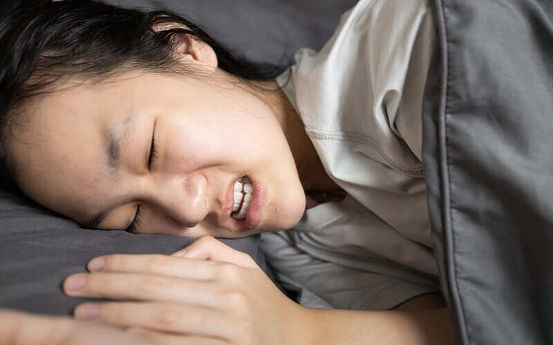 Thói quen mở miệng khi ngủ gây khô cổ họng làm răng bị đốm trắng