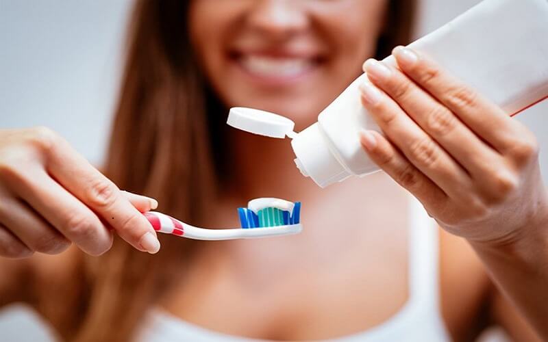 Đánh răng đúng cách là cách giúp giữ răng trắng sáng và chắc khỏe