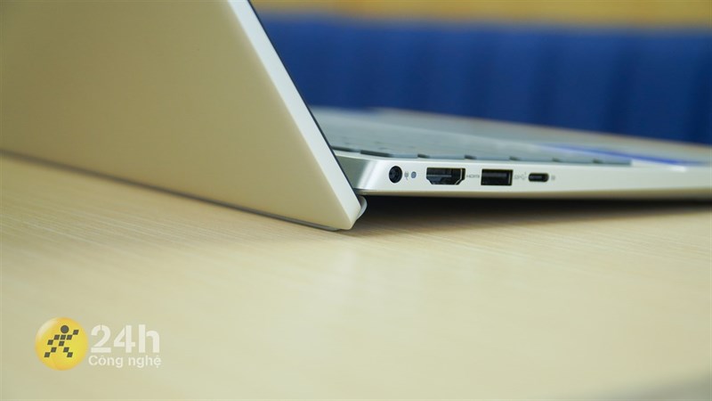 Phần bản lề của Dell Inspiron 14 5420 có kích thước lớn với dạng thanh dài và sử dụng cách thiết kế Ergofift. Phần bản lề của Dell Inspiron 14 5420 có kích thước lớn với dạng thanh dài và sử dụng cách thiết kế Ergofift.