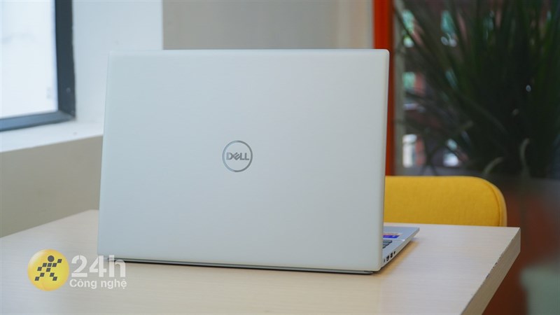 Tổng thể của Dell Inspiron 14 5420 được mình đánh giá đẹp mắt khi thiết bị là sự dung hòa của các cạnh bên phẳng, vuông vức với hai mặt trên dưới được bo cong nhẹ. Tổng thể của Dell Inspiron 14 5420 được mình đánh giá đẹp mắt khi thiết bị là sự dung hòa của các cạnh bên phẳng, vuông vức với hai mặt trên dưới được bo cong nhẹ.