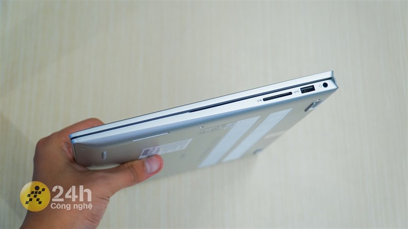 Cạnh phải của Dell Inspiron 14 5420. Cạnh phải của Dell Inspiron 14 5420.