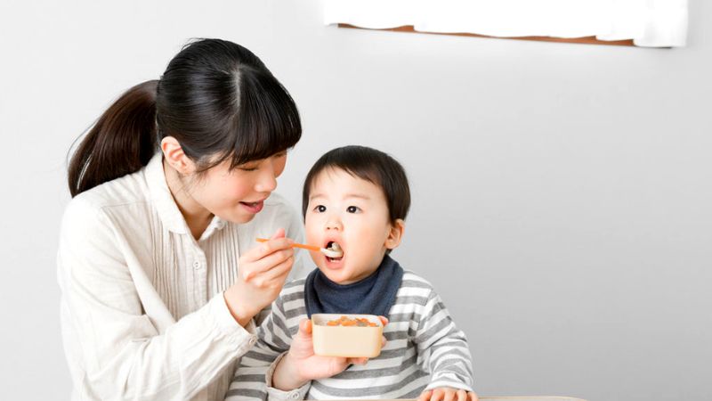 Ba và mẹ nên tập cho bé ngồi vào bàn ăn