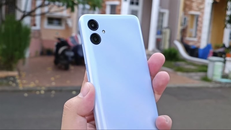 Cạnh phải của Galaxy A04e.