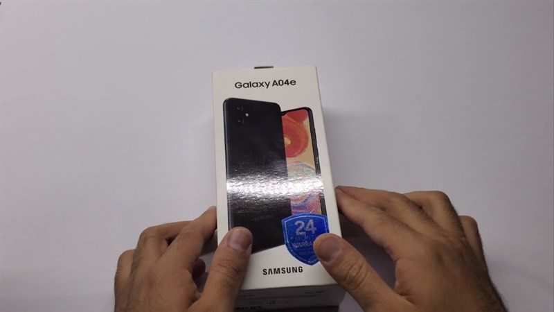 Hộp đựng của Galaxy A04e có tone trắng chủ đạo, với thiết kế đơn giản và tổng thể nhỏ gọn.