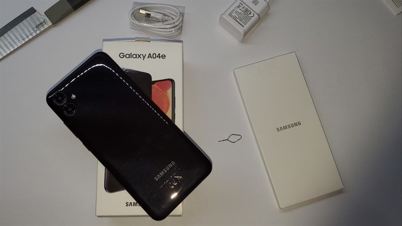 Bên trong hộp, ngoài Galaxy A04e ta sẽ được tặng kèm sách hướng dẫn sử dụng, củ sạc, cáp sạc và que chọc SIM.