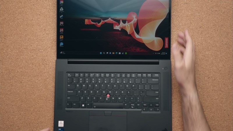 Hệ thống bàn phím không bao gồm phím số với nút nguồn kiêm cảm biến vân tay.