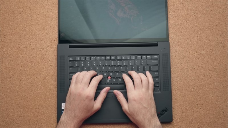 Bàn phím của Lenovo ThinkPad X1 Extreme Gen 5 có hệ thống đèn nền được đánh giá cao, với cảm giác gõ nhanh.