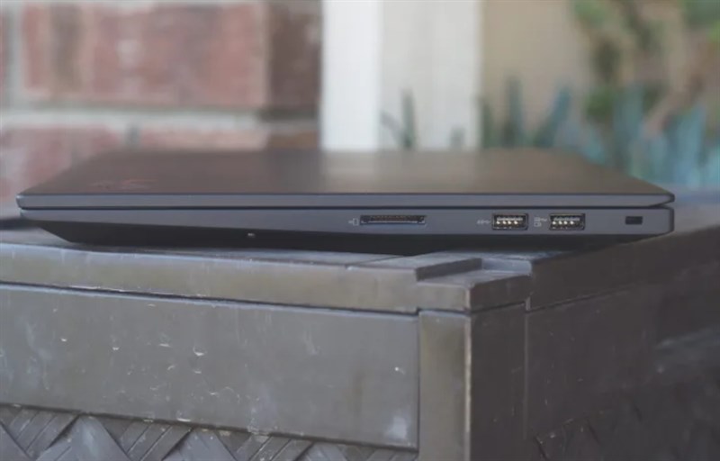 Cạnh phải của Lenovo ThinkPad X1 Extreme Gen 5.