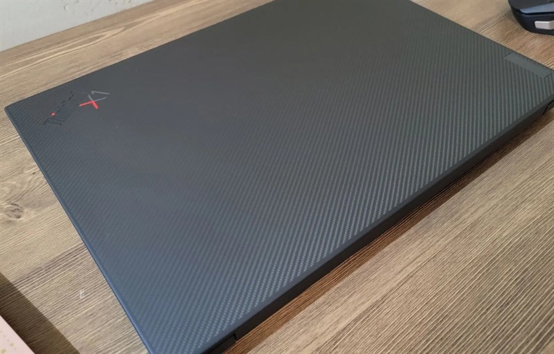 Lenovo ThinkPad X1 Extreme Gen 5 được kết hợp cách hoàn thiện đen nhám quen thuộc với nắp máy bằng sợi carbon và mặt đáy bằng nhôm.