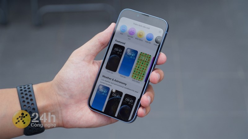 Thiết kế của iPhone 14 khá nhỏ gọn, dê dàng sử dụng chỉ với một bàn tay.