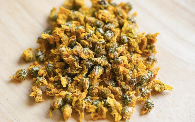 Skin benefits of dried chrysanthemum flowers